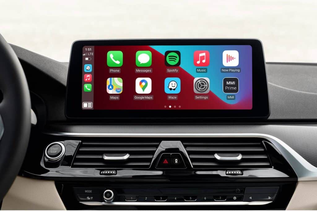 Apple CarPlay s přehledem aplikací na displeji BMW