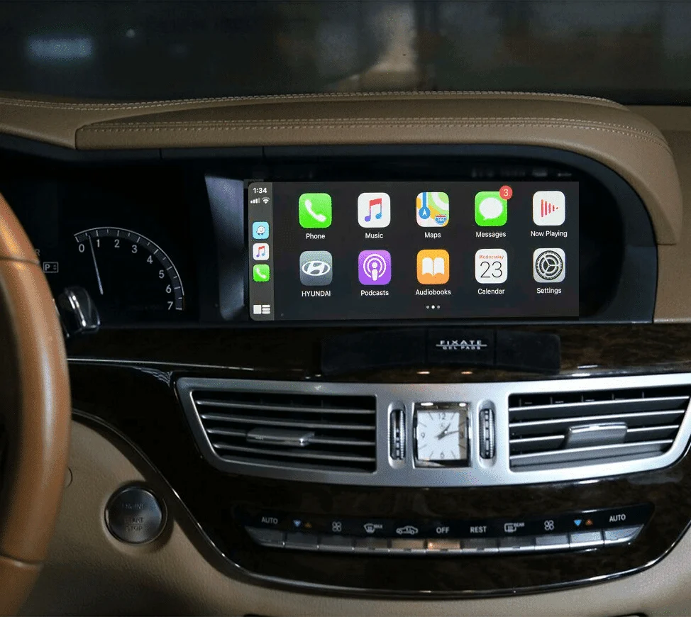 Apple CarPlay na dodatečně doplněném displeji Mercedes-Benz W221
