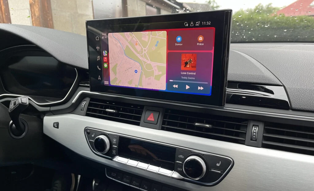Navigace a hudba v Apple CarPlay na displeji Audi