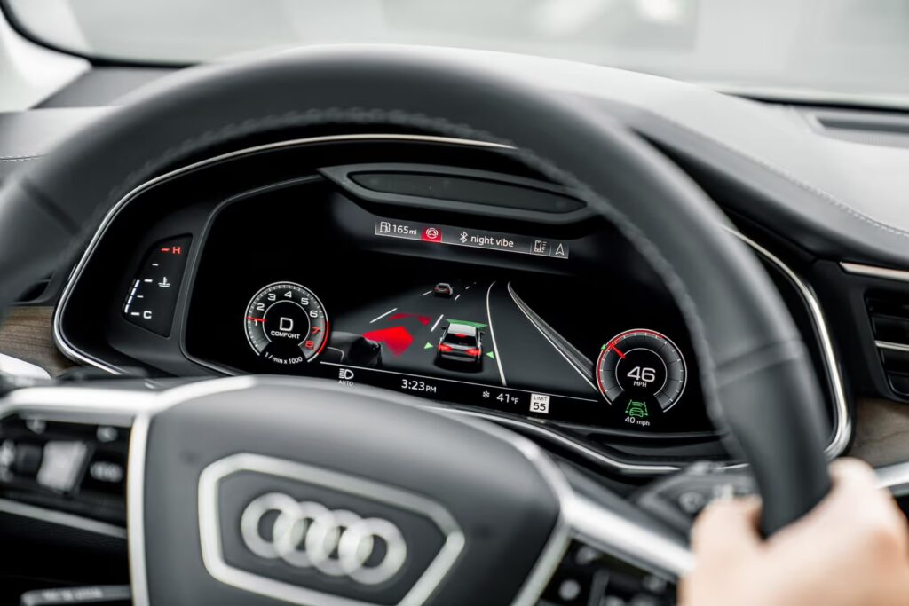 Přístrojový štít Audi se zobrazením vozidel a jízdních pruhů
