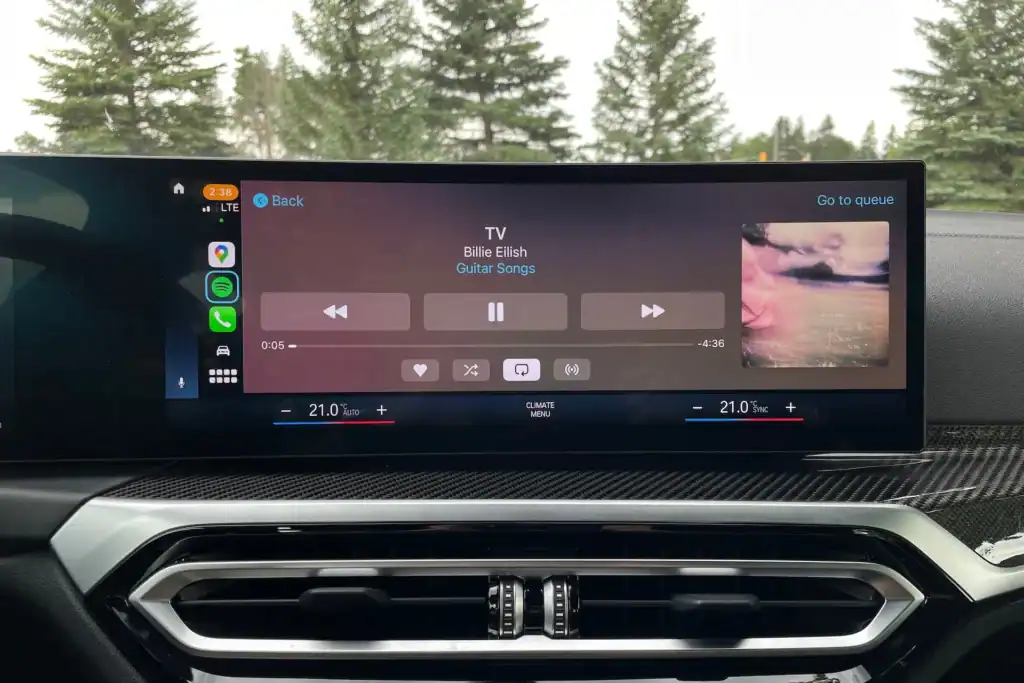 Hudební přehrávač Apple CarPlay na širokoúhlém displeji BMW