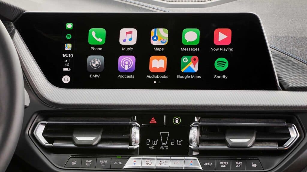 Přehled aplikací Apple CarPlay na širokoúhlém displeji BMW