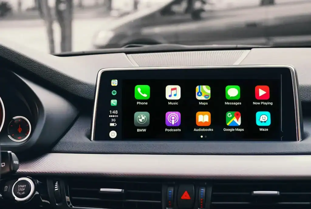 Aplikace Apple CarPlay na širokoúhlém displeji v interiéru BMW