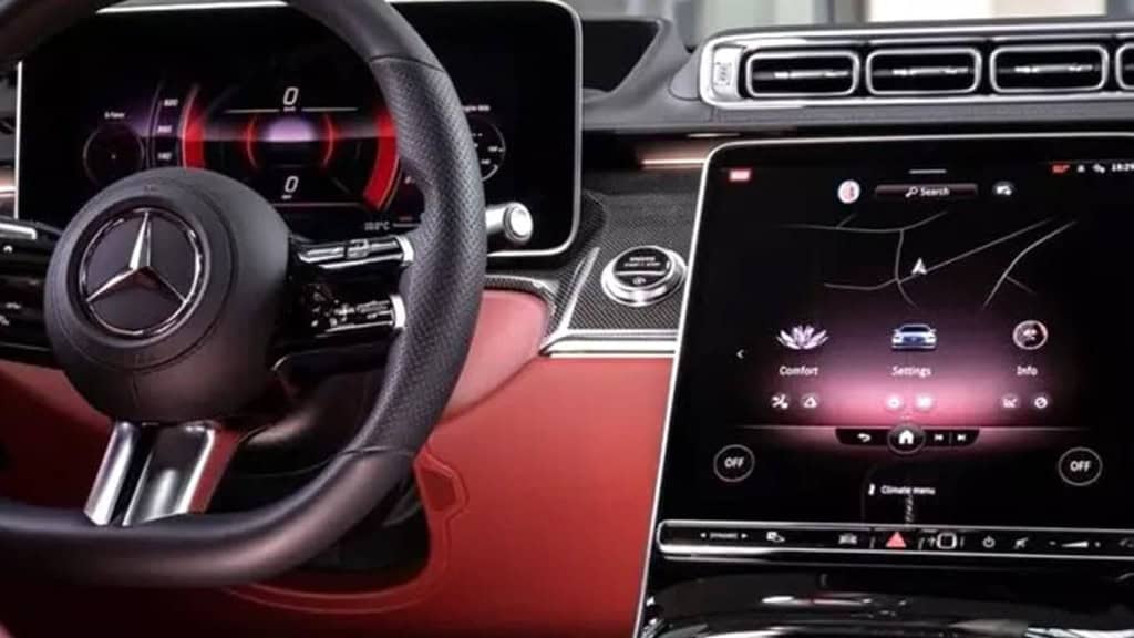 Interiér Mercedes-Benz se svislým středovým displejem MBUX