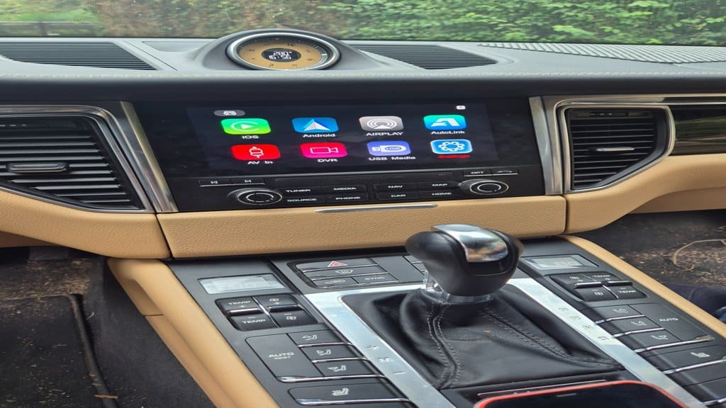Apple CarPlay na středovém displeji v interiéru Porsche Macan