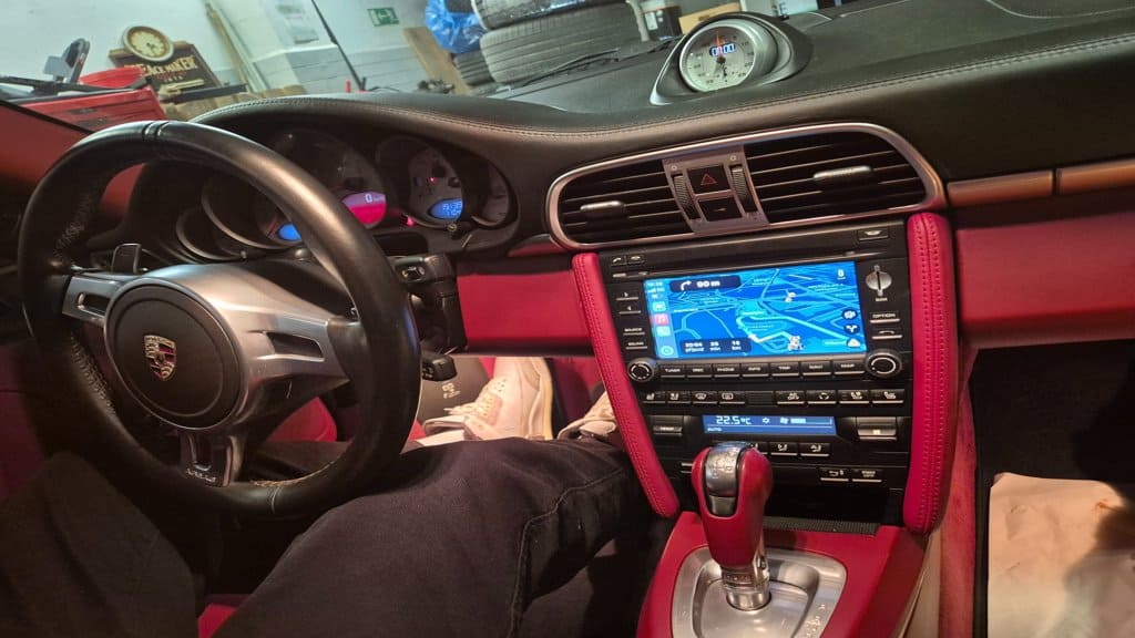 Dodatečně doplněné Apple CarPlay ve starším interiéru Porsche