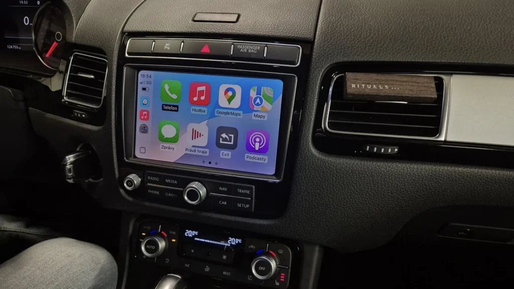Přehled aplikací Apple CarPlay na dodatečně doplněném displeji Volkswagen