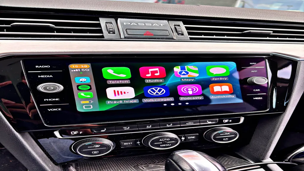 Apple CarPlay na displeji v palubní desce Volkswagen