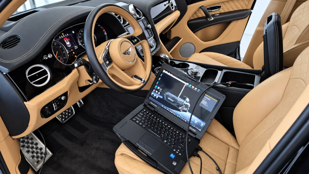 Diagnostický notebook v interiéru Bentley