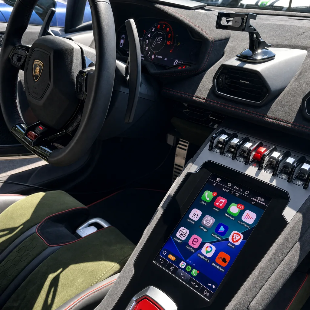 Interiér Lamborghini Huracán s Apple CarPlay na svislém displeji