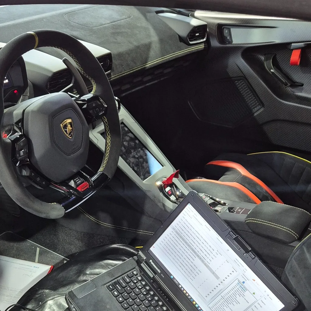 Diagnostický notebook při práci v interiéru Lamborghini Huracán