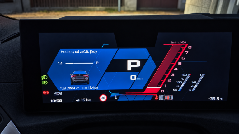 Sportovní zobrazení digitálního kokpitu BMW s výrazným otáčkoměrem a digitální rychlostí