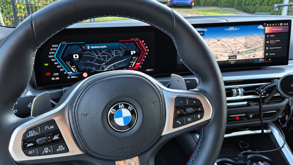 BMW M-specifická grafika digitálního přístrojového panelu s navigační mapou