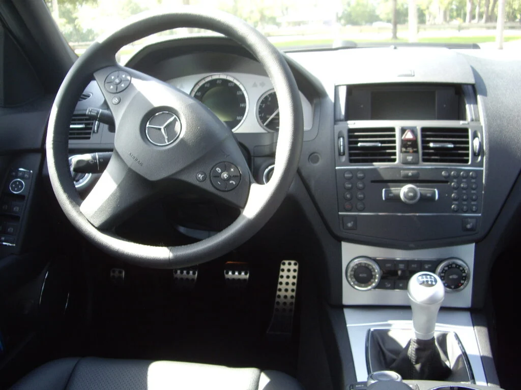 Interiér Mercedes-Benz W204 s původní palubní deskou a ovládáním infotainmentu
